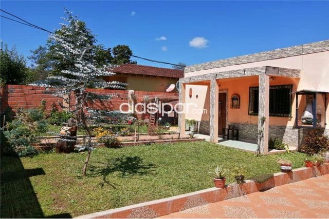 casa en el barrio San Antonio Ypekuru: 4 habitaciones y 3 baños