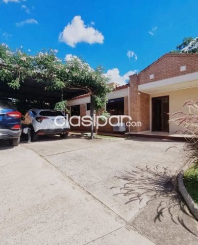 Distinguido condominio – aeropuerto: Bella residencia, 3 dormit, jardín, piscina, seg. 24h