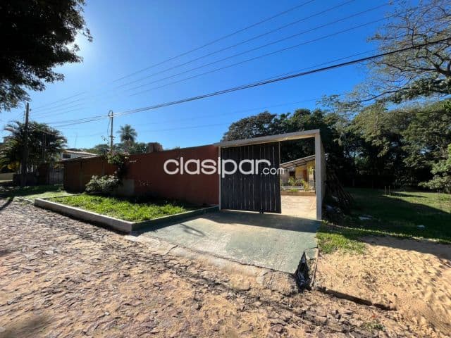 Casa con piscina en ypane sobre la ruta acceso sur barrio cerrado san diego