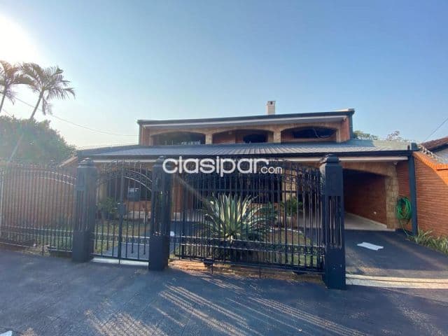 En venta hermosa residencia de dos plantas con piscina, en San Lorenzo !!!