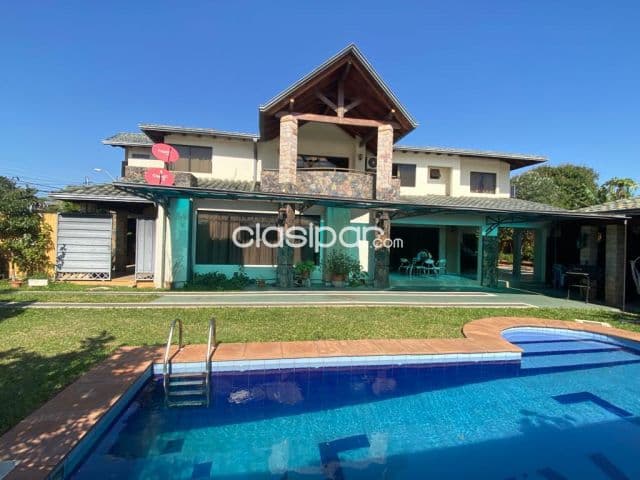 Se vende Casa de 5 Dormitorios, en Lambaré, en el límite con Asunción