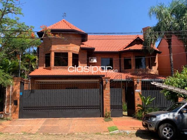 Los laureles: Elegante residencia, amplia recepción, escritorio, 4 dormit, buen jardín