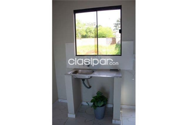 Amplia Casa de 3 dormit. a estrenar en Ñemby - Barrio Villa Leticia - Amurallada