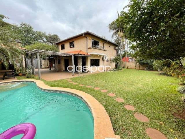 Residencia en Luque barrio villa adela cód. 3748