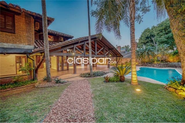 Hermosa residencia de 1580m2 en barrio Carmelitas