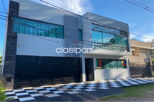 En venta residencia de 400 m2, con finas terminaciones y amplios espacios. LAMBARE