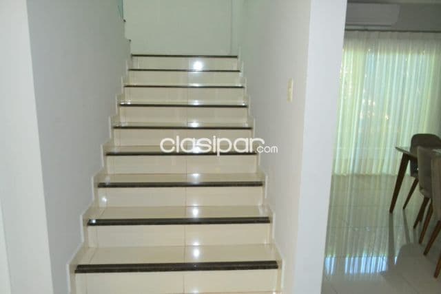 hermosa Residencia en el Paraná Country Club , ubicada sobre la Avenida Paraná