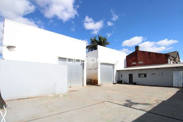 Tinglado con 2 Depositos en Fernando de la Mora Norte
