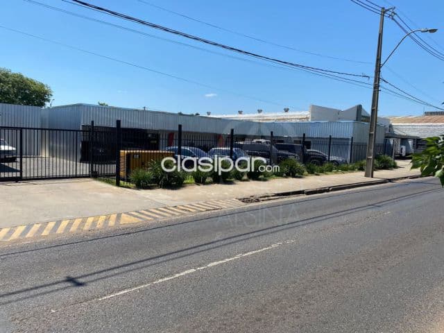 De amplio showroom avenida madame lynch con salida 2 calles