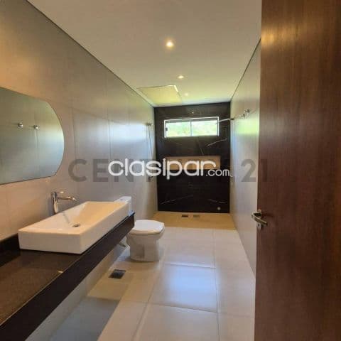 Casa semi nueva en urbanizacion surubi`i
