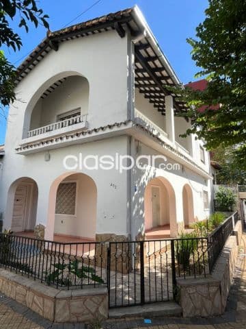 Hermosa casona en esquina