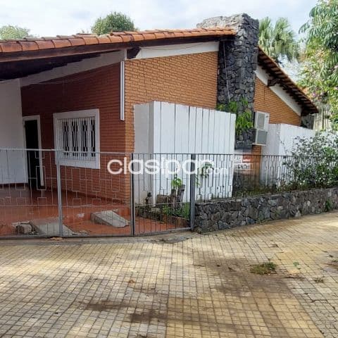 terreno en esquina con construcción de 771 m2 en el barrio mariscal lopez