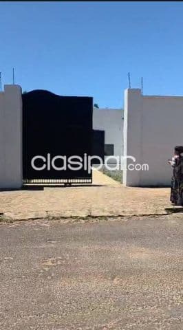 Amplio tinglado/deposito comercial sobre españa y juana de lara castro