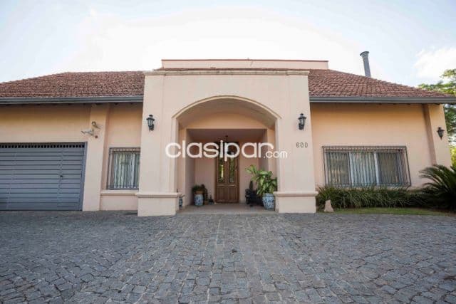 EN VENTA Exclusiva Residencia de 5 habitaciones sobre Avda. del Yatch - Lambaré