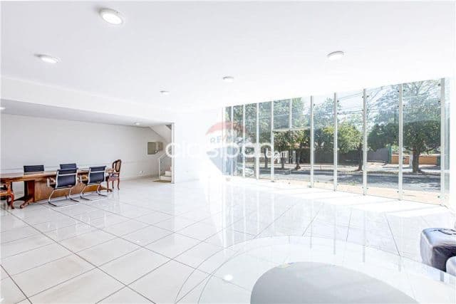 Salon comercial con deposito