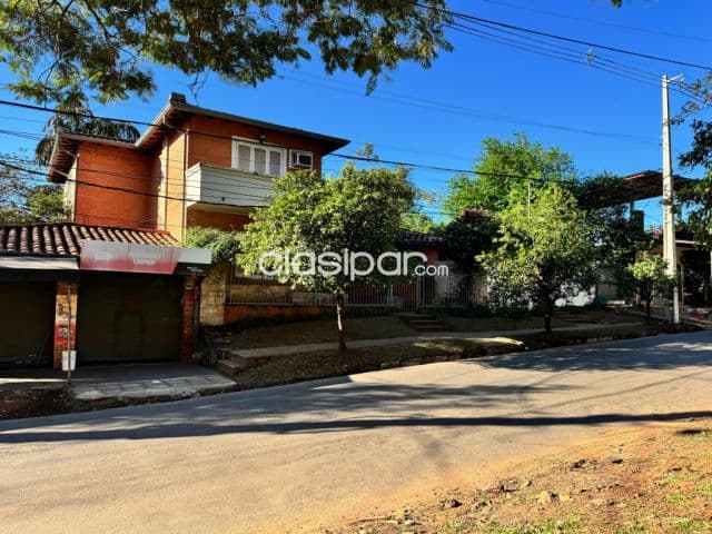 URGENTE 15 días – Casa Zona Yacht Lambaré con piscina, quincho y 714 m²