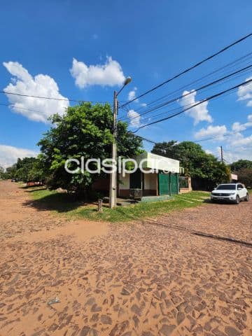 Casa de 4 dormitorios con salon comercial en Ñemby barrio Pai Ñu en esquina