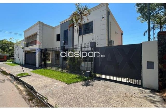 Residencia en esquina en Luque