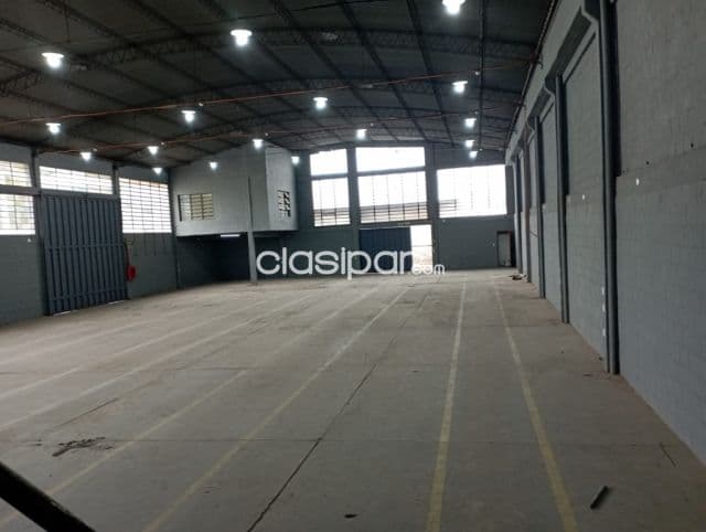Deposito de 960m2 con oficinas en zona industrial a 100m de av. Artigas