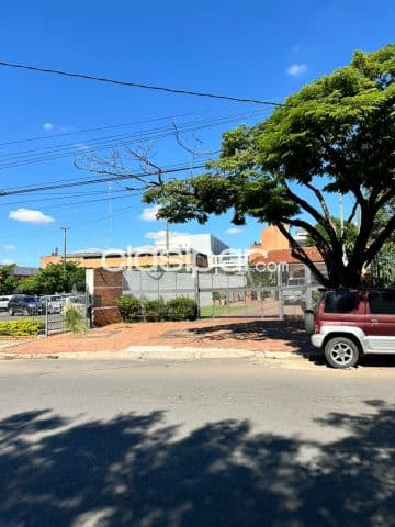 En alquiler amplia casa en Los Laureles - Asunción