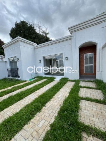 ¡Chalet a estrenar en Mariano Roque Alonso, zona aeropuerto!