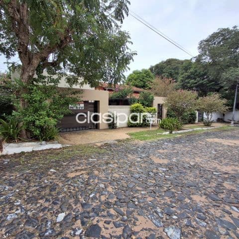 Sajonia, centro: P/ vivienda u oficina, amplios ambientes, 5.000.000 gs