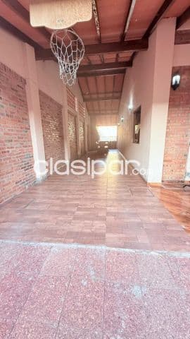 Casa con piscina en Lambaré