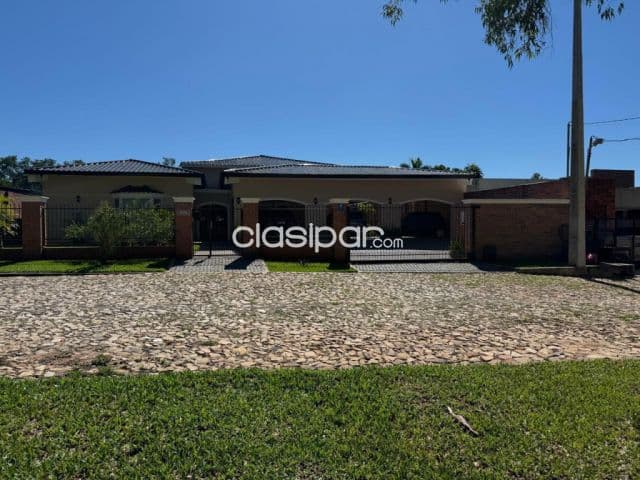 Surubií: Lujosa residencia familiar, 3 suites, altamente equipada, seguridad, gran jardín