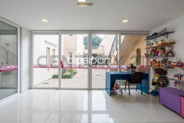 En venta amplia residencia en Lambaré