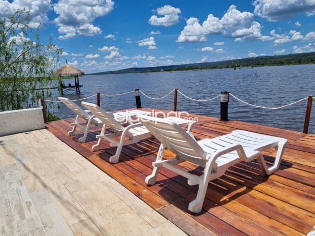 Casa en sanber al borde del lago con piscina y fogon