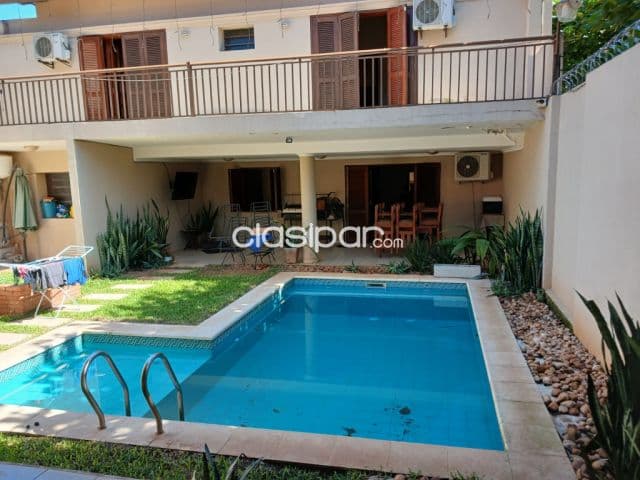 Lujosa residencia de 2 plantas vendo en Lambaré barrio kennedy !!