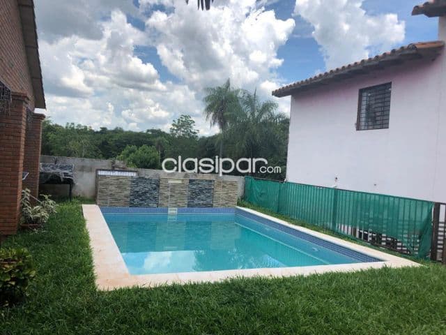 Casa de 2 dormitorios c/piscina en Ñemby cod a0753