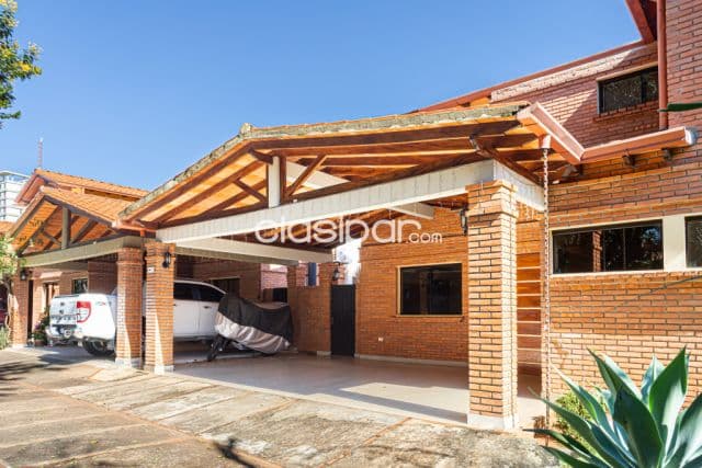 Casa de 3 dormitorios con piscina en condominio